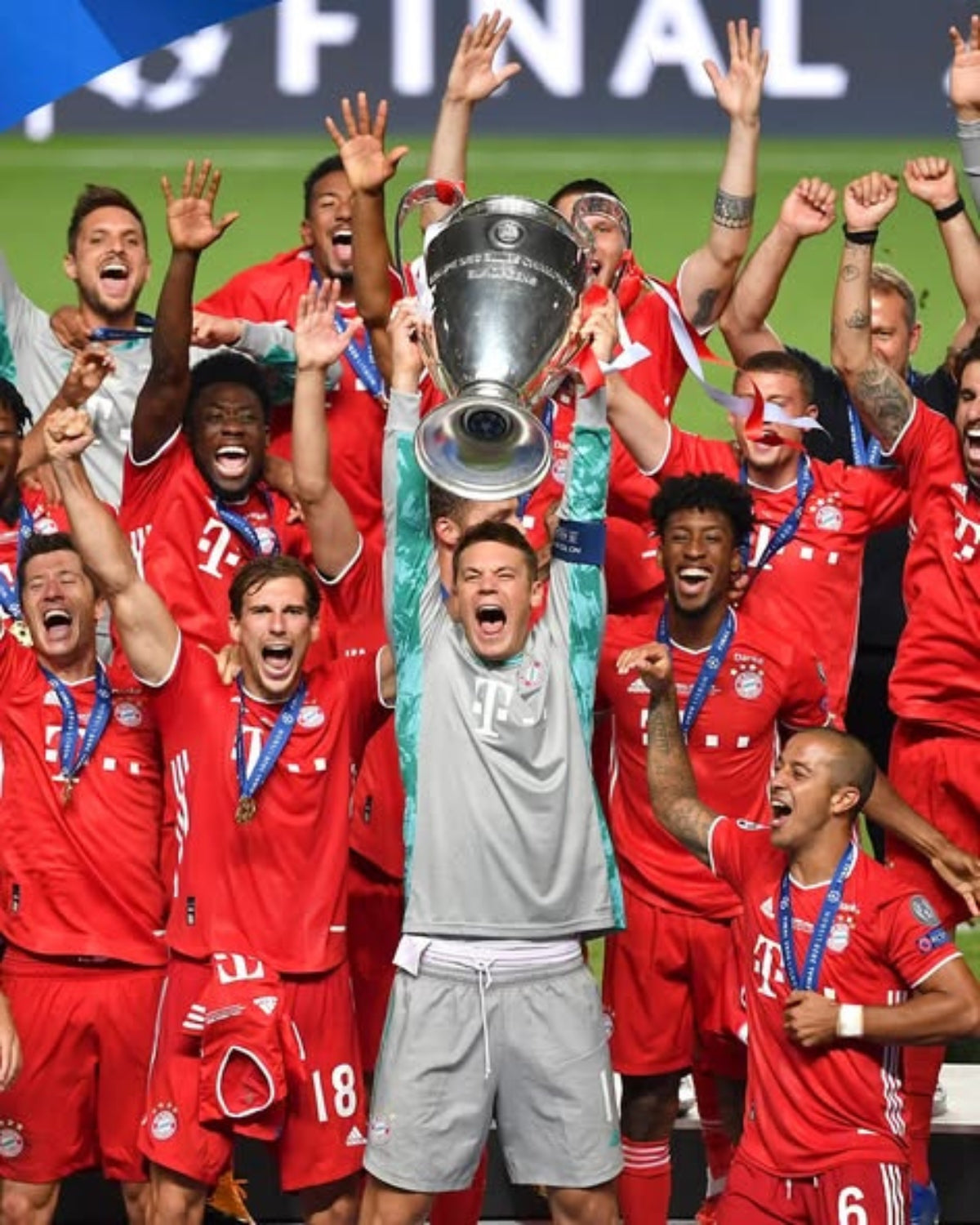 BAYERN MUNCHEN WINDBREAKER with hoodie (2019-20) - Jersey Legends